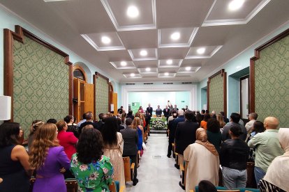 Para finalizar el acto se escuchó el himno universitario, Gaudeamus Igitur.