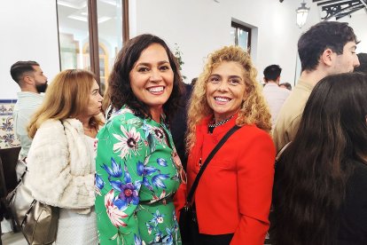 Graduados junto a sus familiares durante el cóctel celebrado tras el acto de Inauguración del curso académico 2024-2025.