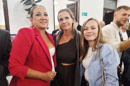 Graduados junto a sus familiares durante el cóctel celebrado tras el acto de Inauguración del curso académico 2024-2025.