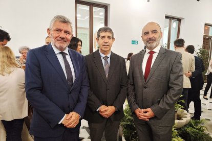 Tras la entrega de insignias de la UNED, los asistentes disfrutaron de un rico cóctel.