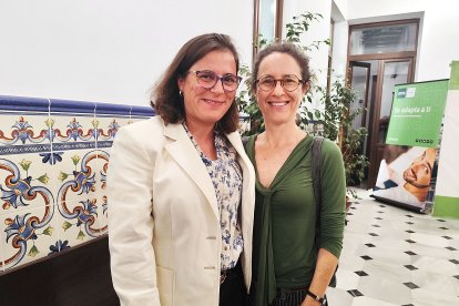Graduados junto a sus familiares durante el cóctel celebrado tras el acto de Inauguración del curso académico 2024-2025.