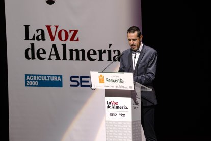Fran García, delegado de LA VOZ en la comarca del poniente, durante su intervención en la gala.