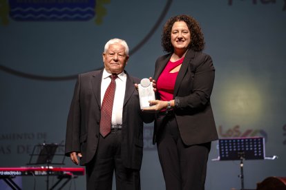 Francisco Maldonado, premiado en la categoría Asociacionismo, recibe el premio de Nuria Rodríguez, alcaldesa de Balanegra.