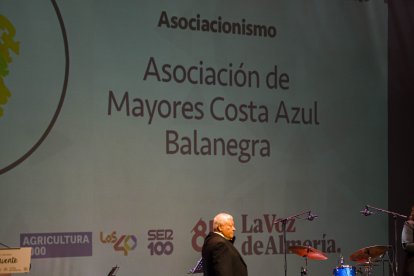 Francisco Maldonado, premiado en la categoría Asociacionismo, recibe el premio por la Asociación de Mayores Costa Azul de Balanegra.