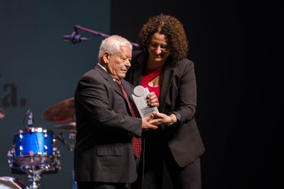 Francisco Maldonado, premiado en la categoría Asociacionismo, recibe el premio de Nuria Rodríguez, alcaldesa de Balanegra.