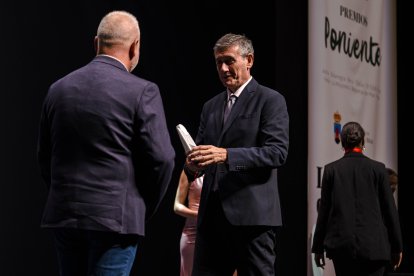 Pedro Castillo, de la Banda de Cornetas y Tambores Sagrado Corazón de Adra, recibe el premio de Cultura.