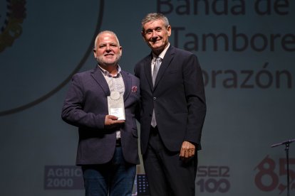 Pedro Castillo recibe el premio de las manos de Manuel Cortes, alcalde de Adra.