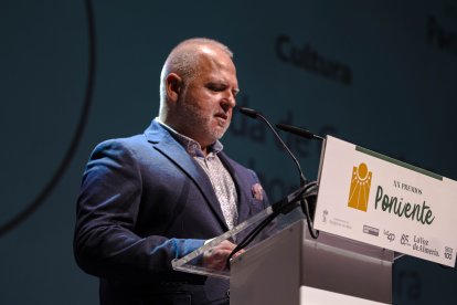 Pedro Castillo, de la Banda de Cornetas y Tambores Sagrado Corazón de Adra, da su discurso.