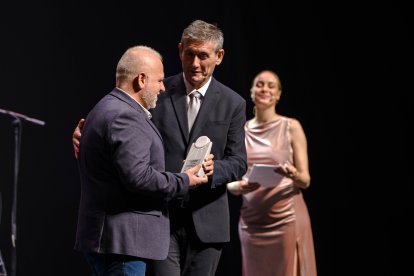 Pedro Castillo recibe el premio de las manos de Manuel Cortes, alcalde de Adra.