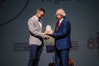 Antonio Bonilla, alcalde de Vícar, entrega el premio de sociedad a José Manuel Calvache, de la agrupación musical Virgen de las Angustias.
