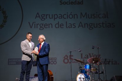 Antonio Bonilla y José Manuel Calvache, con el premio a la categoría de Sociedad.