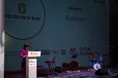 María del Carmen Martín, socia fundadora de Ecoinver, da su discurso de agradecimiento.