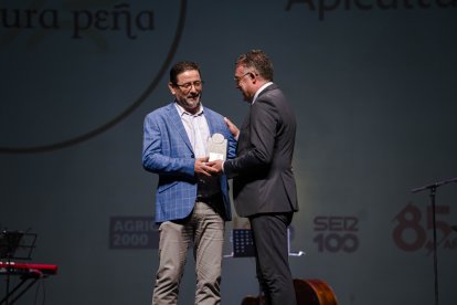 Ricardo Peña Guillén, premiado en Innovación por su empresa Apicultura Peña, recibe el premio de las manos de José Carlos Lupión, alcalde de B