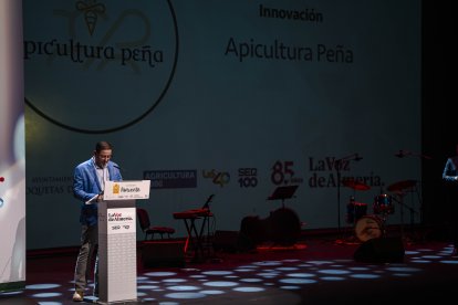 Ricardo Peña da el discurso de agradecimiento en nombre de su empresa Apicultura Peña.