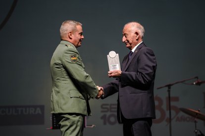 José Agustín Carreras, General Jefe de la Brigada de la Legión, recoge el premio de las manos del alcalde de Roquetas, Gabriel Amat.