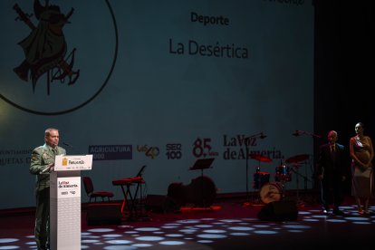 El General Jefe de la Brigada de la Legión, D. José Agustín Carreras Postigo da las gracias por recibir el premio por La Desértica.