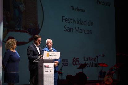 Francisco Góngora, Alcalde de El Ejido junto a la mayordomía, Pepe Clavero Alférez y Ana María García Durán durante el discurso.