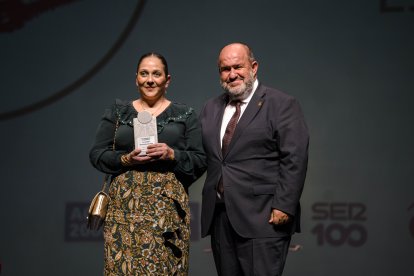 Patricia Escobar y Francisco Trinidad con el premio a la pastelería Escobar.