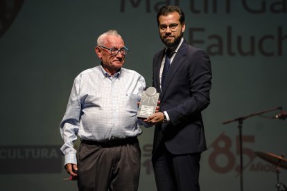 José Antonio Martín, alias El Falucho, recoge el premio de la categoría Gente de las manos de Álvaro Izquierdo, alcalde de Enix.