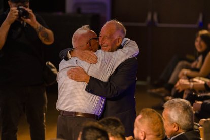 El Falucho abraza al alcalde de Roquetas, Gabriel Amat.