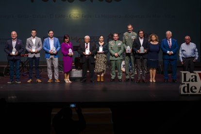 Premiados y personalidades que entregaron los galardones posan sobre el escenario.
