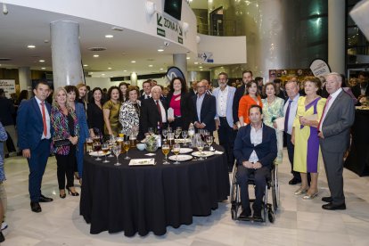 Miembros del Ayuntamiento de Balanegra junto a Francisco Maldonado Mejías de la Asociación de Mayores Costa Azul de Balanegra, premio Asociacionis
