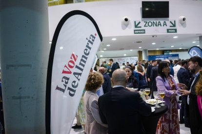 Los invitados, premiados y autoridades disfrutaron del cóctel al término de la gala de la XX edición de los Premios Poniente.