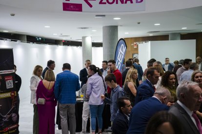 Los invitados, premiados y autoridades disfrutaron del cóctel al término de la gala de la XX edición de los Premios Poniente.