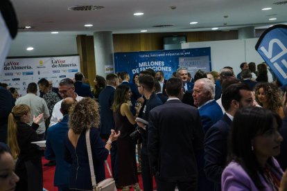 Los invitados, premiados y autoridades disfrutaron del cóctel al término de la gala de la XX edición de los Premios Poniente.