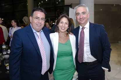 Manuel Flores, Carmen Rodríguez y Andrés Saracho, de Unicaja.