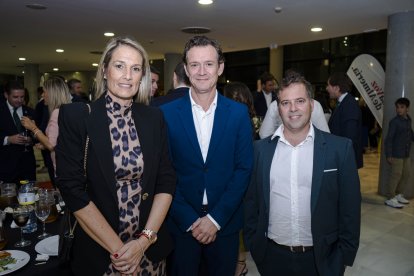 Susi Ibáñez, concejala de Medio Ambiente y Salud Pública del Ayuntamiento de Roquetas de Mar; Alonso Rincón y Jorge Calvache, de Urbaser.