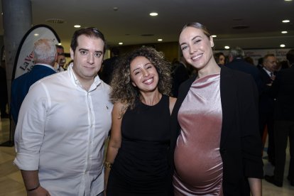 Miguel Ángel Mañas, Sara y Ana Márquez, presentadora de la gala de los XX Premios del Poniente.