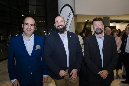 José González, presidente de Asociación de Jóvenes Empresarios de Almería (AJE), Miguel Pérez, delegado del rector de la UAL; José Carricondo, vicepresidente de AJE.