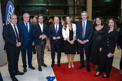 Pedro Manuel de la Cruz, director de La Voz de Almería, junto a delegados territoriales de la Junta en Almería y miembros de distintas corporaciones del Poniente.