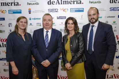 Pedro Manuel de la Cruz, director de La Voz de Almería, junto a Marta Rubí, responsable de comunicación del Colegio Altaduna-Saladares; y los dir