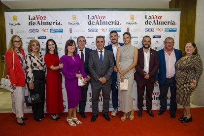 El alcalde y concejales del Ayuntamiento de La Mojonera; junto a María del Carmen Martín de Ecoinver, premio Empresa.
