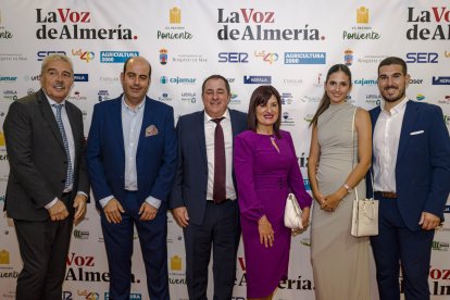 Juan Fernández, consejero delegado de La Voz, junto a María del Carmen Martín y miembros de Ecoinver, premio Empresa.