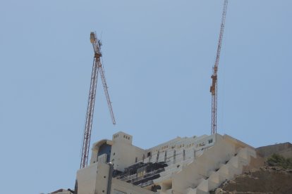 Casi todas las grúas aún permanecen en pie.