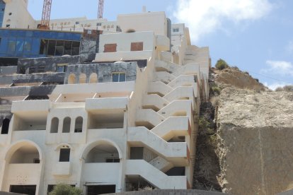 El lateral que mira a Mojácar con las escaleras terminadas.