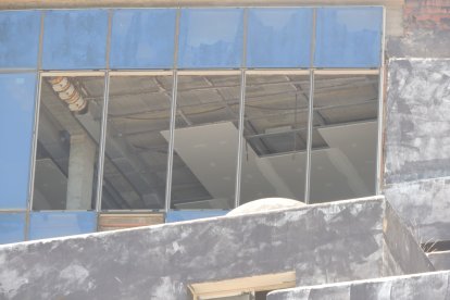 Los techos ya se empezaban a colocar pero las obras se detuvieron.