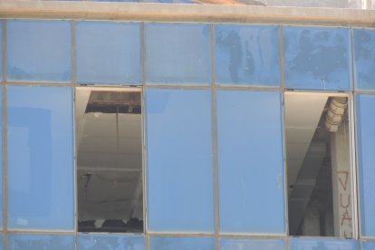 Algunos falsos techos se han ido desprendiendo.