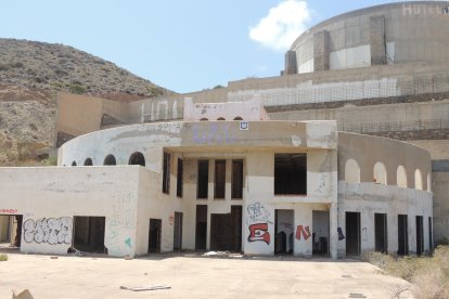 La parte baja pegada a la carretera de la playa.