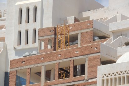 Una de las grúas fue desmontada por seguridad.