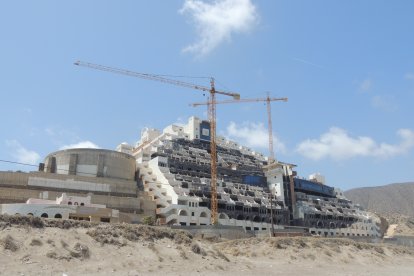 Imagen tomada desde la orilla de la playa de El Algarrobico.