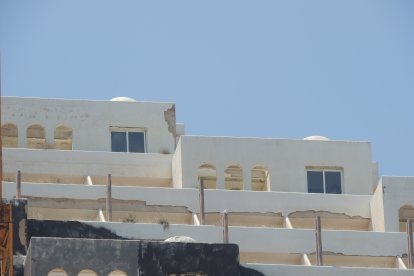 Varias plantas ya tenían colocadas las ventanas.