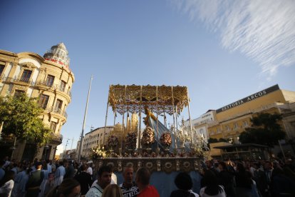 La procesión de Los Ángeles a su paso por Puerta Purchena. JUANJO LEAL