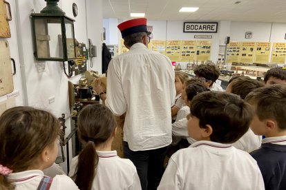 Los alumnos de tercero del colegio Compañía de María atienden a la explicación del \'jefe de estación\', guía de la sede-museo.