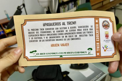 A la entrada de la visita se les reparte a cada alumno un billete que se pica para que conozcan el proceso de embarque.
