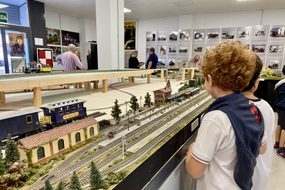 Un alumno observa fascinado la maqueta central del museo.