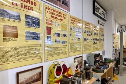 Carteles que indican la historia del ferrocarril en Almería.